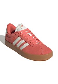 Koralne suede tenisice s bijelim prugama, ravnim vezicama i gumiranim potplatom. Zaobljen vrh i podstavljeni ovratnik za udobnost.