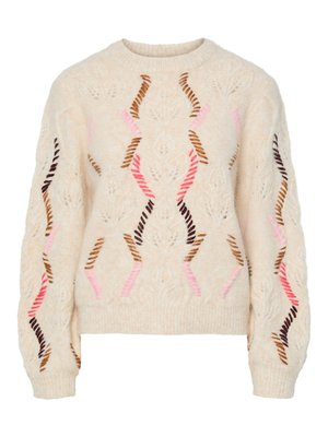 Suéter color crema con un patrón de punto texturizado. Presenta líneas en zigzag de color rosa, marrón y burdeos. Cuello redondo y mangas largas.