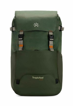 Groene rugzak met een roll-top ontwerp, voorzien van grijze banden, plastic sluitingen en een groot voorvak met het label "Tropicfeel 20-40."