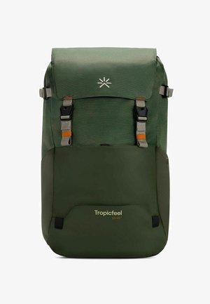 Zaino verde con design a roll-top, dotato di spallacci grigi, fibbie in plastica e un ampio scomparto frontale etichettato "Tropicfeel 20-40".