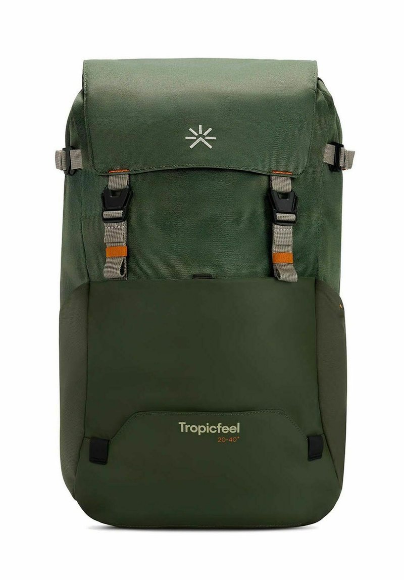Zaino verde con design a roll-top, dotato di spallacci grigi, fibbie in plastica e un ampio scomparto frontale etichettato "Tropicfeel 20-40".