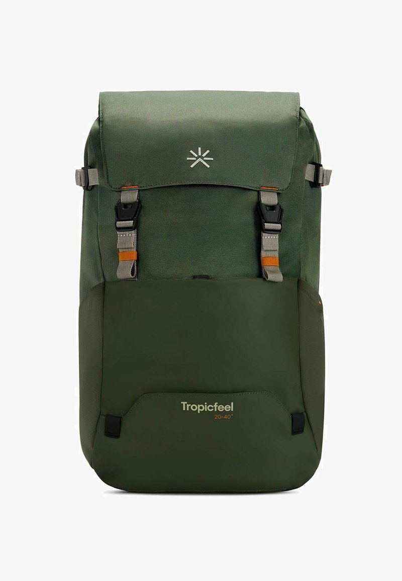 Zaino verde con design a roll-top, dotato di spallacci grigi, fibbie in plastica e un ampio scomparto frontale etichettato "Tropicfeel 20-40".