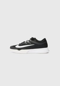 Melnas sporta kurpes ar strukturētu augšējo daļu, baltu Swoosh logotipu, ar auklēm, un gumijas zoli ar rakstainu profilu.