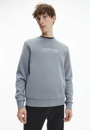 Sweatshirt grigio con collo a giro e logo ricamato in bianco. Polsini e orlo a coste, realizzato in morbido tessuto misto cotone.