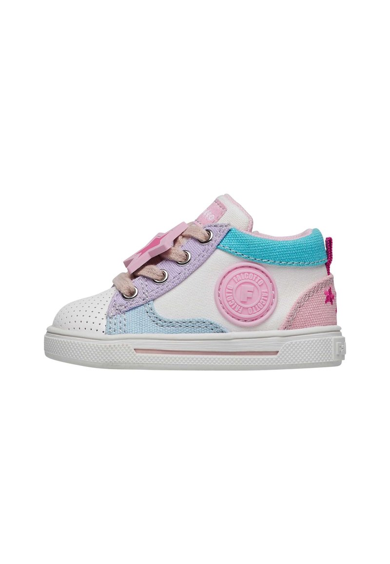 Sneaker alta per bambini in tessuto bianco, rosa e blu. Presenta un dito perforato, una toppa decorativa e un design in tela a colori alternati.