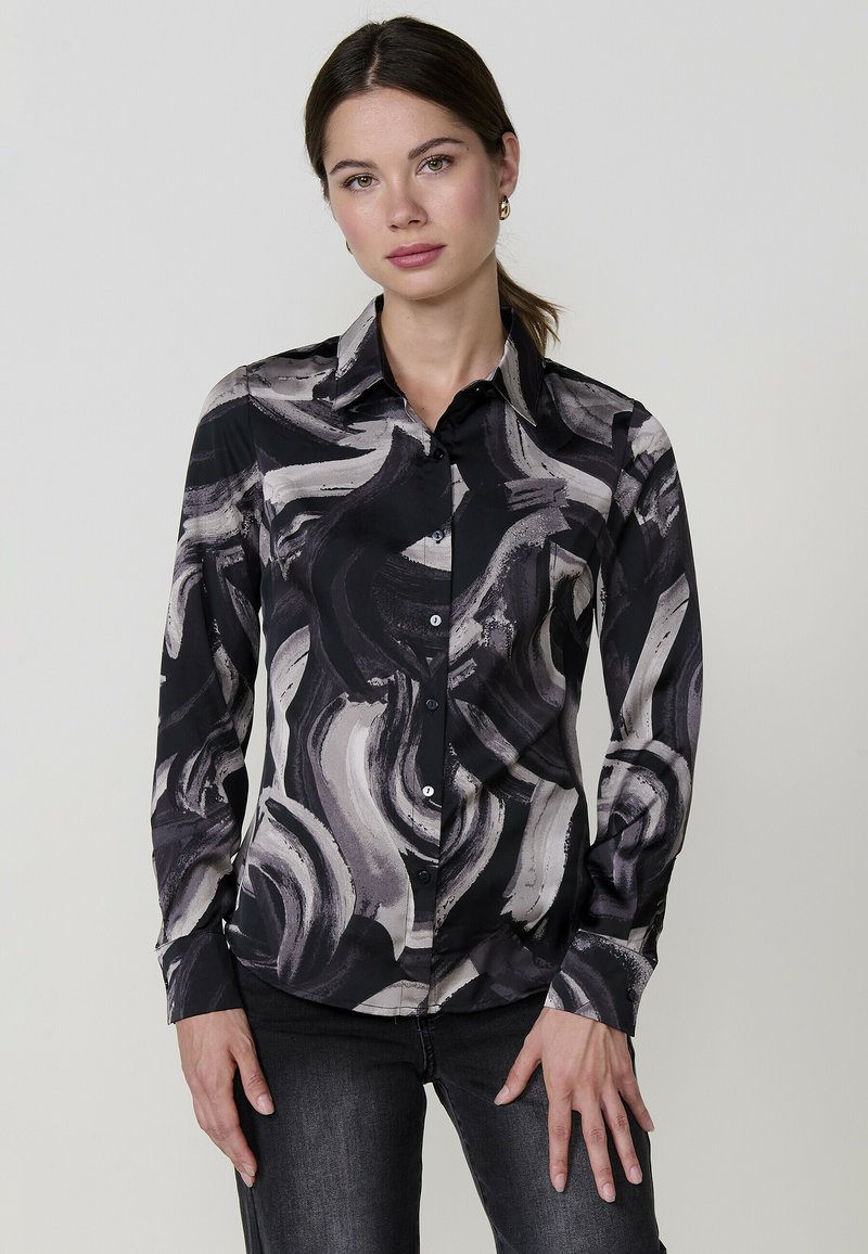 Camicia nera con bottoni, caratterizzata da motivi astratti a pennellate grigie, maniche lunghe e colletto strutturato. Tessuto liscio con finitura lucida.