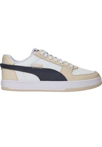 Witte en beige sneaker met een donkerblauwe zijstreep, gestructureerd leer, ronde neus, platte veters en een rubberen loopzool. Geregeld met branding.