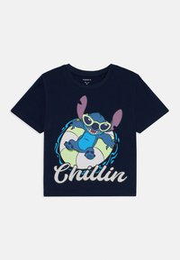 Tumši zils īsām piedurknēm T-krekls no kokvilnas, uz kura attēlots karikatūras varonis uz glābšanas riņķa ar tekstu "Chillin'" baltā krāsā zem tā.