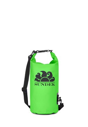 Sacca impermeabile verde brillante con tracolla regolabile nera e logo Sundek nero che presenta un sole stilizzato e onde.