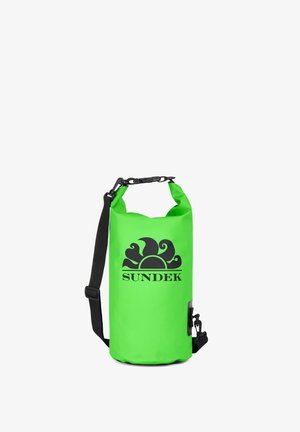 Sacca impermeabile verde brillante con tracolla regolabile nera e logo Sundek nero che presenta un sole stilizzato e onde.