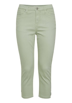 Svetlo zelene kratke hlače iz mehkega blaga, z gladko teksturo, standardnim pasom in tradicionalnim oblikovanjem žepov.