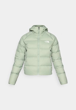 Jachetă puffer verde deschis, cu glugă, fermoar pe față și buzunare laterale. Prezintă secțiuni orizontale cusute pentru izolație. Logo pe piept.
