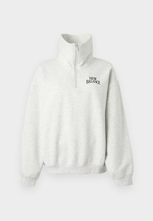Svetle šedá mikina s vysokým límcem, předním polozipem a vyšitým logem "New Balance" v námořnické modři. Měkká tkanina a žebrované rukávy.