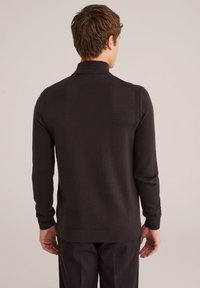 Pulover tricotat de culoare maro închis, cu guler înalt, mâneci lungi, manșete și tiv cu dungi, având o textură netedă și un design minimalist.