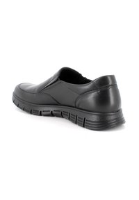 Scarpa slip-on in pelle nera con punta arrotondata e suola in gomma texturizzata. Presenta cuciture minime e un tacco discreto per il massimo comfort.