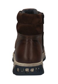 Braune Lederknöchelstiefel mit glatter Oberfläche, vertieftem Absatz, grauem Innenfutter, seitlichem Reißverschluss und auffälligem "bugatti"-Logo an der Sohle.