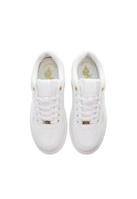 Bílé kožené tenisky s perforovanou špičkou, plochými tkaničkami, zlatými akcenty na jazyku a logem na stélce. Gumová podrážka s texturovaným vzorkem.