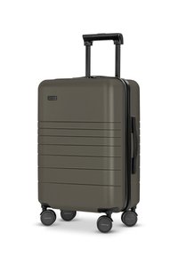 Harde koffer in olijfgroen, met verticale groeven, een uitschuifbare handgreep en vier wielen voor mobiliteit. Zwarte ritsaccenten.