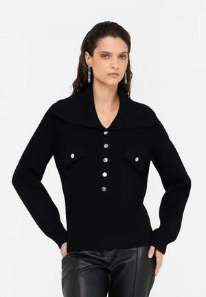 Maglione nero a coste con colletto ampio, dotato di due tasche frontali e bottoni argentati lungo la patta. Tessuto in maglia testurizzata.