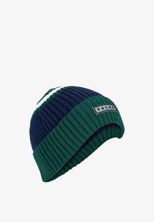 Muts in donker groen en marineblauw geribd breiwerk met een omgevouwen rand. Bevat een witte gestreepte accent en een zwart merklabel.