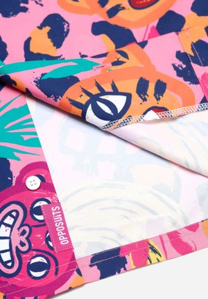 Tessuto multicolore con design audaci e in stile fumetto, caratterizzato da accenti rosa, arancione e blu. Include un bottone bianco e bordi cuciti.
