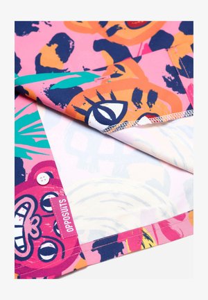 Daugiabriaunė medžiaga su ryškiais, animaciniais dizainais, kuriuose dominuoja rožinė, oranžinė ir mėlyna spalvos. Apima baltą mygtuką ir siuvimo kraštus.