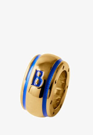 Anillo en tono dorado que presenta una franja de esmalte azul y la letra "B" en relieve. Diseño suave y redondeado con un acabado pulido.