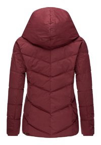 Giubbotto imbottito con cappuccio di colore bordeaux, con motivo a zigzag, maniche lunghe e polsini a coste. Presenta una patch con logo sulla manica sinistra.