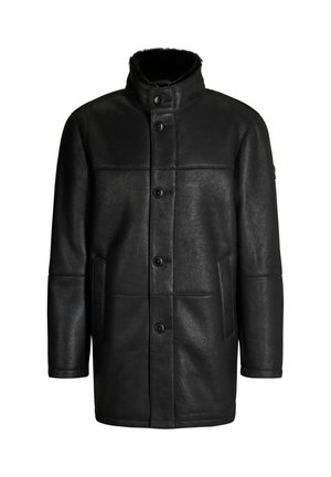 Manteau en cuir noir avec un col montant, fermeture par boutons, deux poches latérales et panneaux cousus. Texture lisse et design moderne.
