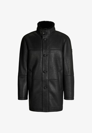 Czarny skórzany płaszcz z wysokim kołnierzem, zapinany na guziki, z dwoma bocznymi kieszeniami i przeszywanymi panelami. Gładka tekstura i nowoczesny design.
