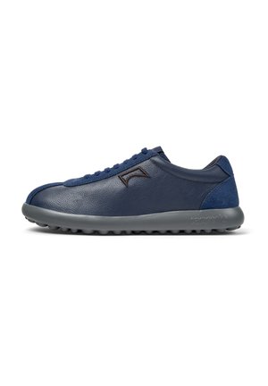 Marine leren sneaker met suède accenten, grijze rubberen zool, ronde vorm en een minimalistisch vetersysteem. Heeft een subtiele logo-detail aan de zijkant.