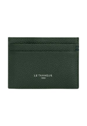 Dunkelgrüner strukturierter Leder-Kartenhalter mit drei Kartenfächern und weißem "Le Tanneur 1898" Logo vorne in der Mitte.