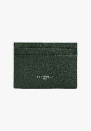 Dunkelgrüner strukturierter Leder-Kartenhalter mit drei Kartenfächern und weißem "Le Tanneur 1898" Logo vorne in der Mitte.