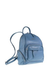 Sac à dos en cuir bleu clair avec une finition texturée. Comprend une poche zippée à l'avant, des bretelles réglables et une poignée arrondie sur le dessus.