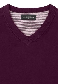 Sweter w serek w głębokim purpurowym kolorze, wykonany z miękkiego dzianiny z prążkowanym wewnętrznym detalem przy dekolcie. Metka z napisem "PAKO LORENTE", rozmiar średni.