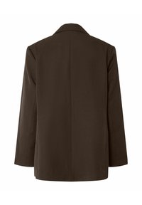 Rjava blazer s klasičnimi reverji, dolgimi rokavi in ravnim krojem. Tkanina se zdi gladka, enobarvna in brez vidnih vzorcev.