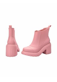 Stivaletti alla caviglia in gomma rosa con un tacco largo e massiccio, pannelli laterali testurizzati e una cucitura in rilievo sulla punta.