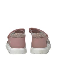 Scarpe sintetiche rosa con una parte superiore testurizzata, cinturino posteriore e una suola in gomma bianca. La parte superiore presenta accenti di glitter vicino all'apertura.