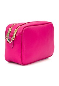 Heldere roze rechthoekige leren tas met twee gouden ritssluitingen en een klein Italiaans vlaggetje als charme aan een van de ritssluitingen.