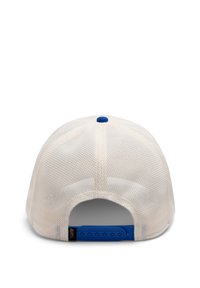 Weißer Mesh-Baseballhut mit einer abgerundeten Krone, blauer Knopfakzent oben und einem verstellbaren blauen Kunststoffriemen hinten.