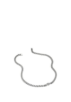 Halskette mit silberfarbener Kette, flachen, ineinandergreifenden Gliedern und einem kleinen, gravierten sechseckigen Anhänger in der Nähe des Verschlusses.