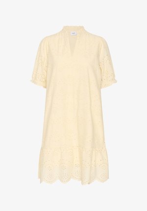 Keltainen puuvillamekko, jossa on röyhelökaula-aukko, lyhyet puffihihat ja silikontiekoristelu. Siinä on kerroksittain leikattu helma ja rento istuvuus.