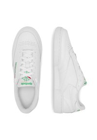 Valged nahast spordijalatsid perforatsioonidega, lamedate valgete paeltega ja tekstureeritud kummitaldadega. Omavad rohelisi ja punaseid Reeboki logosid.