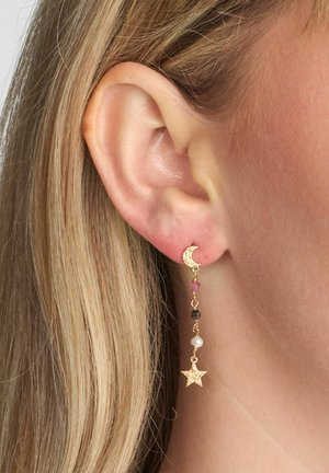 Cercei în formă de semilună aurie cu o stea atârnată, având mărgele colorate de diferite dimensiuni. Design lung și subțire cu textură metalică strălucitoare.