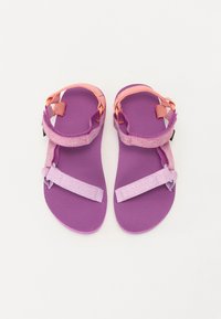 Sandálias roxas com tiras rosa e lavanda. Palmilha texturizada e fechos de Velcro ajustáveis para um ajuste seguro. Design leve.