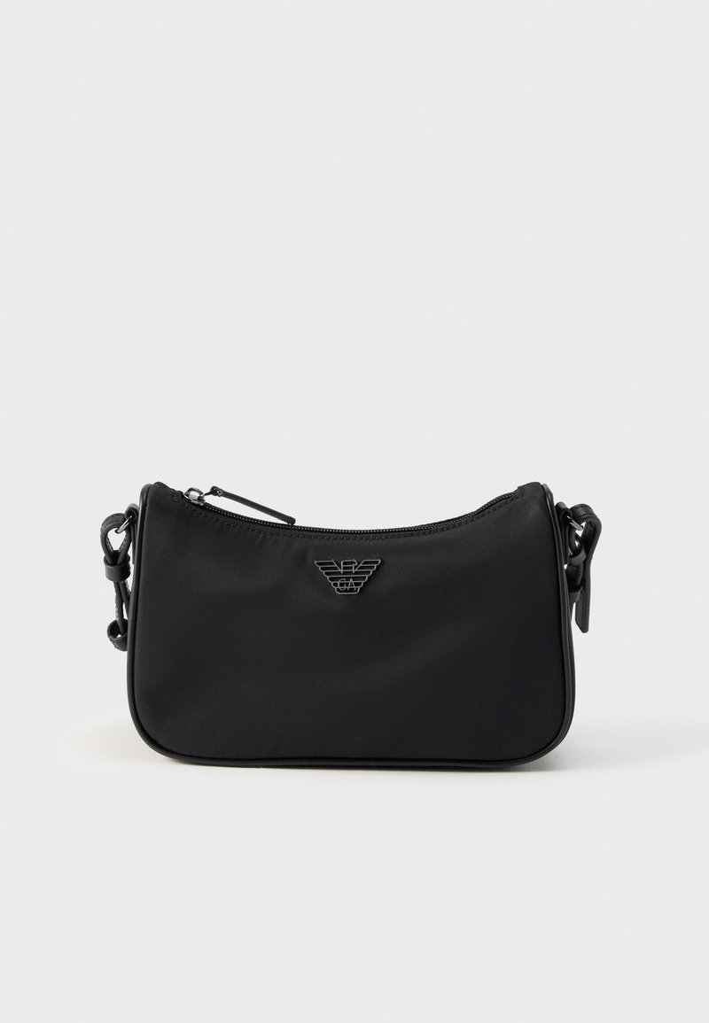 Μαύρη τσάντα ώμου με φερμουάρ, ρυθμιζόμενο λουρί και μεταλλικό έμβλημα λογότυπου στο κέντρο του μπροστινού μέρους.