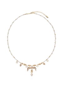 Collier doré avec des perles transparentes et des accents décoratifs, comprenant des charms, des motifs floraux et un pendentif central.