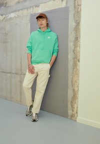 Nike Sportswear SPORTSWEAR CLUB FLEECE - Sweatshirt com capuz - light menta/white