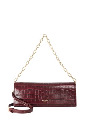 Pochette bordeaux effet croco avec bandoulière chaîne dorée et bandoulière ajustable en cuir, avec un petit logo doré "Dune".