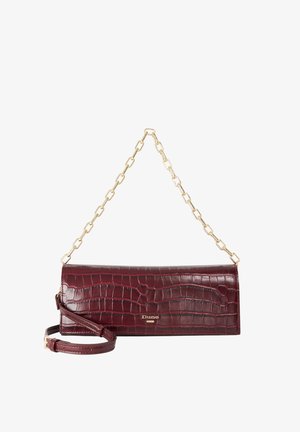 Pochette bordeaux effet croco avec bandoulière chaîne dorée et bandoulière ajustable en cuir, avec un petit logo doré "Dune".